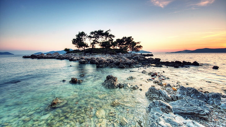 siluet pohon di dekat pulau selama fotografi alam siang hari, alam, HDR, pantai, lanskap, laut, pulau, batu, langit, air, pohon, Wallpaper HD