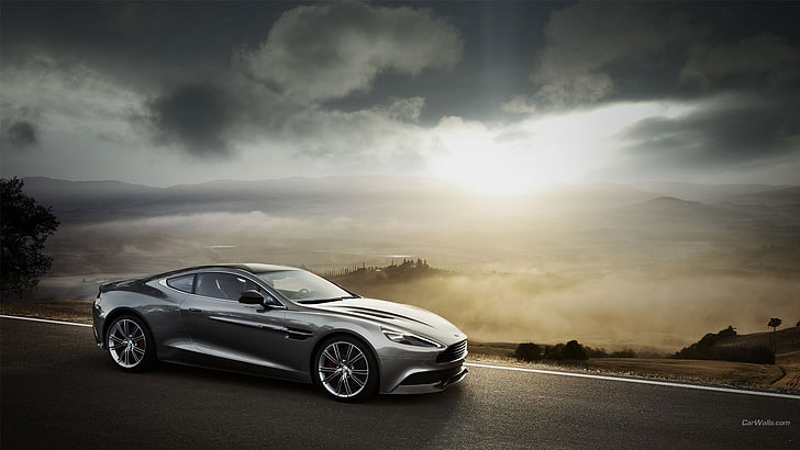 сребро Aston Martin купе, Aston Martin, кола, дигитално изкуство, сребърни автомобили, превозно средство, слънчева светлина, облаци, HD тапет