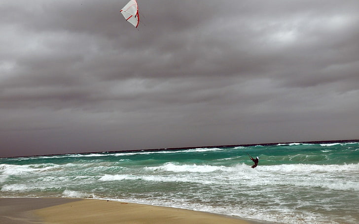 cometa blanca y roja, deportes, mar, olas, surf, windsurf, atleta, cubo, viento, spray, Fondo de pantalla HD