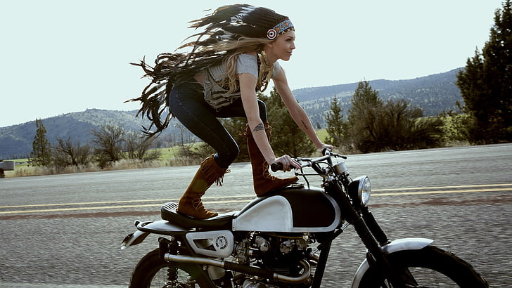 женская серая футболка, индианка, спидер байк, женщины с велосипедами, трюки, тату, блондинка, мотоцикл, мотоциклист, женщины с мотоциклами, джинсы, HD обои