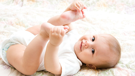 아기의 하얀 onesie, 어린이, 미소, 배경, 배경 화면, 발, 기분, 침대, 어린이, 아기, 기저귀, Lala, HD 배경 화면 HD wallpaper