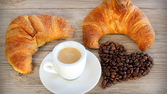 اثنان خبز مخبوز وفنجان أبيض ، طعام ، قهوة ، حبوب قهوة، خلفية HD HD wallpaper