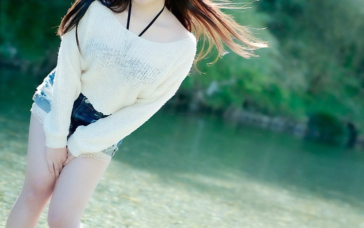 ผู้หญิงญี่ปุ่น, สีน้ำตาล, กางเกงยีนขาสั้น, ขา, แม่น้ำ, วอลล์เปเปอร์ HD