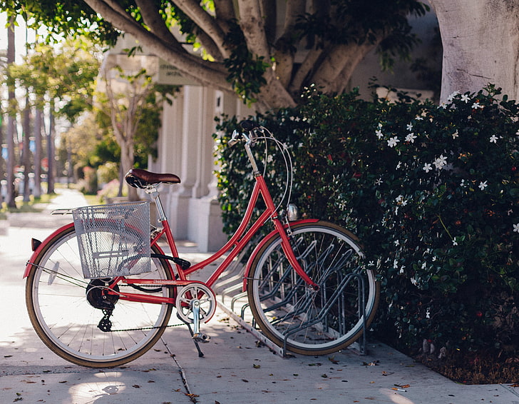 красный городской велосипед, велосипед, парковка, руль, HD обои