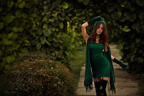 женское зеленое облегающее платье, женщины, модель, рыжая, мини-платье, дорожка, шарф, перчатки, зеленое платье, женщины на природе, Светлана Елисеева, HD обои HD wallpaper