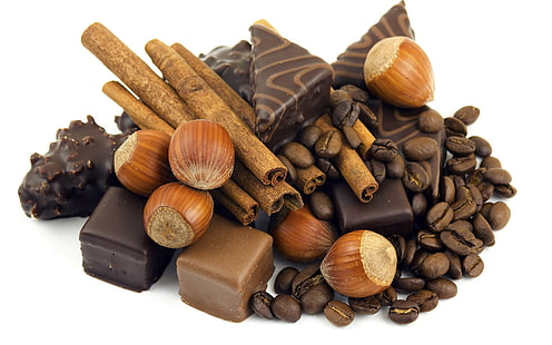 brązowy cynamon, czekoladki i orzechy, orzechy, cukierki, czekolada, cynamon, drewno, białe tło, Tapety HD HD wallpaper