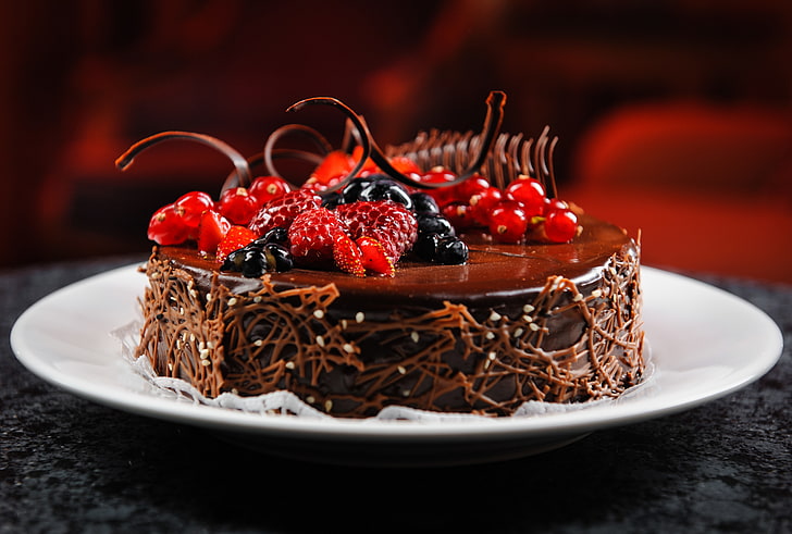 round chocolate cake with berries, berries, raspberry, chocolate, blueberries, plate, cake, dessert, currants, appetizing, HD wallpaper