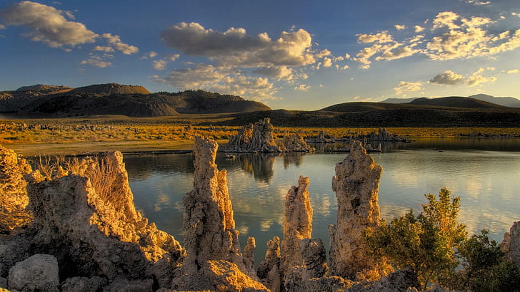 Monumentos de piedra caliza en un lago, piedra caliza, colinas, lago, nubes, naturaleza y paisajes, Fondo de pantalla HD