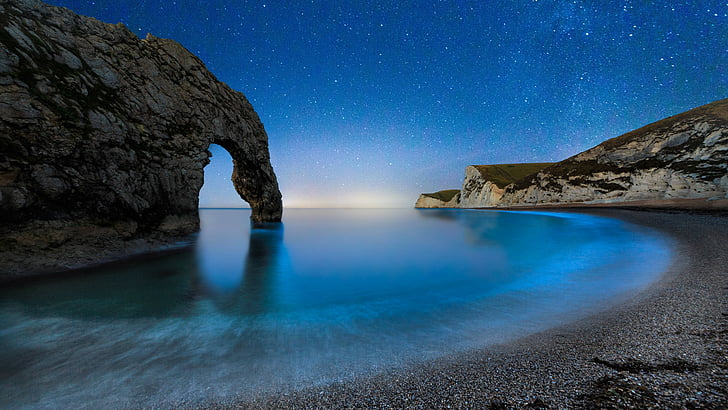 playa de arena y montaña, Durdle Door, 5k, fondo de pantalla 4k, playa, noche, estrellas, mar, Inglaterra, Fondo de pantalla HD