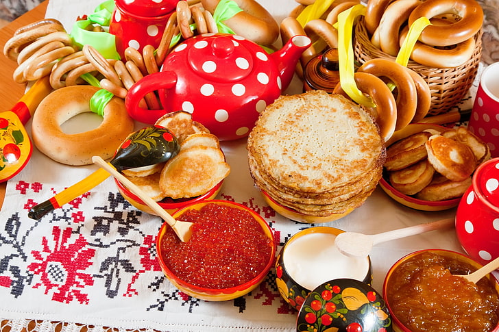 gekochter Teig und brauner Korb, maslenitsa, Pfannkuchen, Gebäck, Teller, Russland, HD-Hintergrundbild