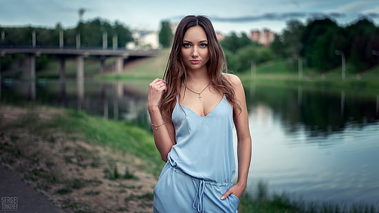 Sergei Tomashev, wanita, model, potret, kedalaman bidang, berambut cokelat, di luar rumah, sungai, melihat penonton, kalung, belahan dada, rambut menyentuh, wanita di luar ruangan, Wallpaper HD HD wallpaper
