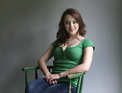 top verde de mujer, Imogen Dyer, sonriente, mujer, silla, collar, sentada, Fondo de pantalla HD HD wallpaper