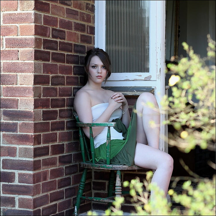 kvinna sitter på grön och brun fåtölj på hörn av hus tapeter, brunett, Imogen Dyer, ben, kvinnor utomhus, stol, sittande, kvinnor, HD tapet