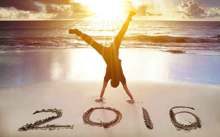新年2016年ビーチ、2016年、ビーチ、砂、幸せ、新年、2016年、日没で海岸で腕立て側転をしている男のシルエット写真、 HDデスクトップの壁紙