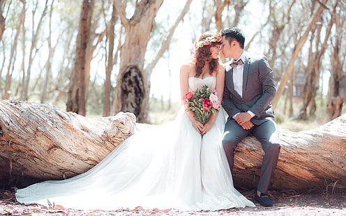 Свадебная пара в лесу, женское белое без бретелек свадебное платье, Любовь, лес, свадьба, пара, HD обои HD wallpaper