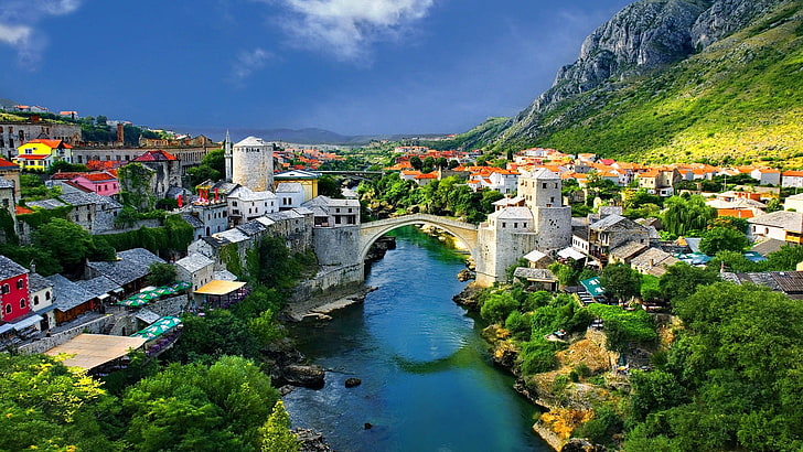 vit betongbyggnad, Mostar, berg, vatten, sten, träd, bro, HD tapet