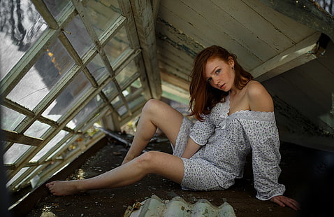 Sergey Nevzorov, pelirrojo, mujer, modelo, mirando al espectador, vestido, abandonado, pecas, sentado, hombros desnudos, en el suelo, descalzo, Fondo de pantalla HD HD wallpaper