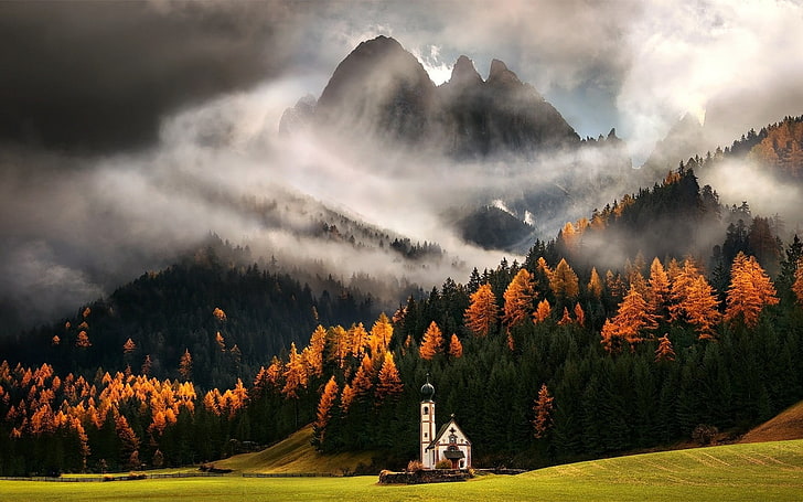 vit kyrka nära berg, vitt hus, natur, dimma, landskap, Italien, Alperna, kyrka, moln, berg, skog, falla, gräs, träd, HD tapet