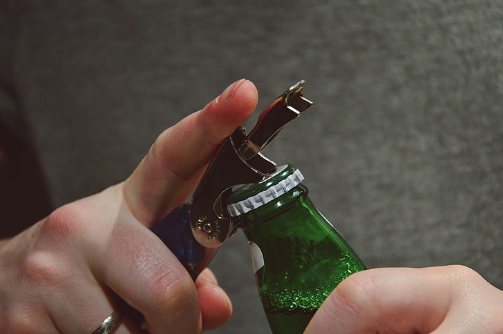 бира, напитка, капачка за бутилка, отварачка за бутилки, напитка, ръце, човек, отваряне, HD тапет