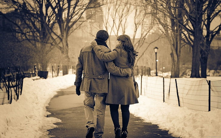 Двойка, разхождаща се в парк, мъж жена, фотография, двойка, любов, парк, разходка, HD тапет
