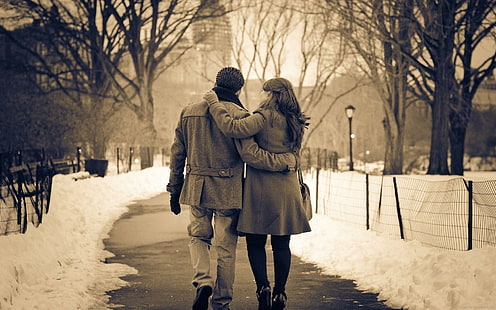 Двойка, разхождаща се в парк, мъж жена, фотография, двойка, любов, парк, разходка, HD тапет HD wallpaper
