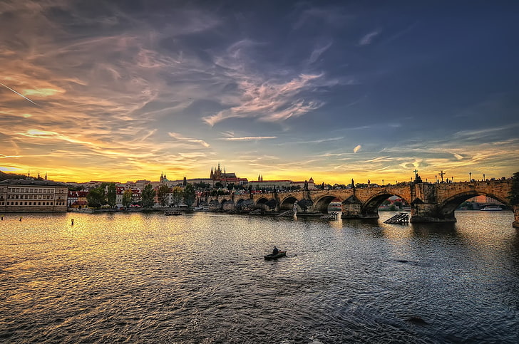 茶色の吊り橋、チェコ共和国、共和国、プラハ、都市、 HDデスクトップの壁紙
