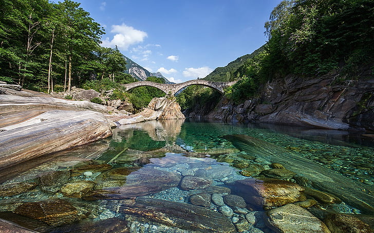Река Верзаска Швейцария Европа Каменни мостове Кристално чисти водни скали Крайбрежна гора със зелени дървета Синьо небе Пейзаж HD тапет 1920 × 1200, HD тапет