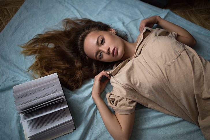 femmes, modèle, brune, à l'intérieur, regardant la visionneuse, vue de dessus, allongé sur le dos, au lit, chemisiers, femmes à l'intérieur, livres, Ilya Baranov, Fond d'écran HD