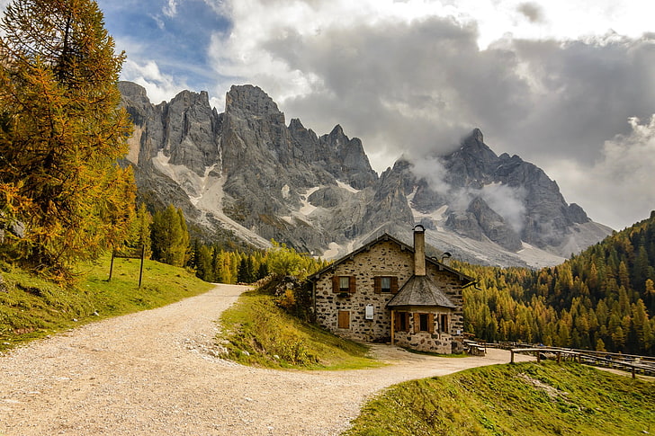 灰色のコンクリートの家、自然、風景、山、木、森、丘、雲、雪、ドロミテ（山）、イタリア、家、道、未舗装の道路、 HDデスクトップの壁紙