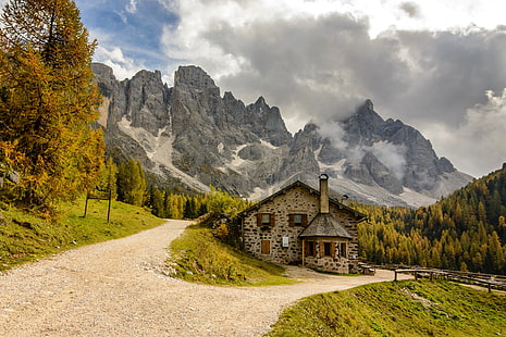 灰色のコンクリートの家、自然、風景、山、木、森、丘、雲、雪、ドロミテ（山）、イタリア、家、道、未舗装の道路、 HDデスクトップの壁紙 HD wallpaper