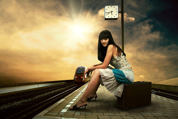 فستان نسائي رمادي بدون حمالات ، فتاة ، محطة ، محطة قطار ، حقيبة سفر ، ساعات، خلفية HD