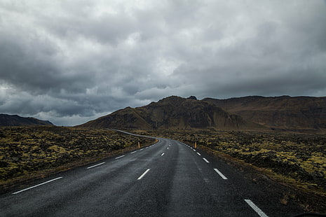 коричневый горный хребет под серым облачным небом в дневное время, коричневая гора, горный хребет, серый, облачно, небо, дневное время, исландия, roadtrip, дорога, кемпинг, icelandair, рейкьявик, ig, исландский, остров, островия, гора, природа, шоссе,пейзаж, путешествия, пейзажи, на природе, HD обои HD wallpaper