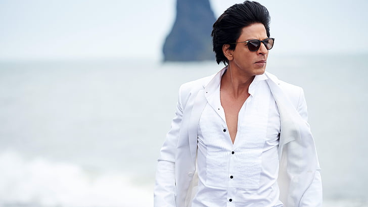homem vestindo paletó branco e camisa por trás do litoral, Shah Rukh Khan, ator indiano, Bollywood, HD, 4K, 5K, HD papel de parede