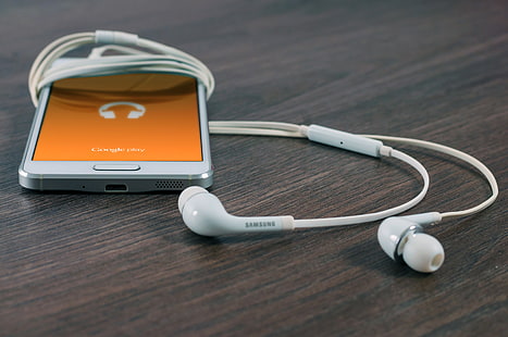 vit Samsung-smartphone och hörlurar med kabel, samsung, mobiltelefon, smart telefon, hörlurar, HD tapet HD wallpaper