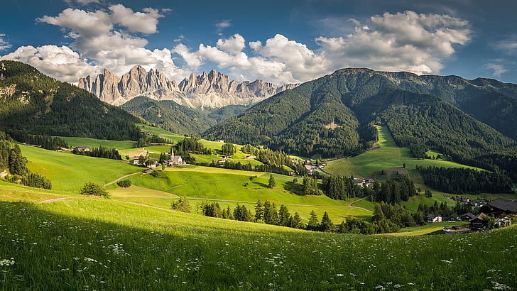 doğa, peyzaj, dağlar, bulutlar, ağaçlar, orman, köy, yol, çiçekler, gökyüzü, ev, Dolomites (dağlar), İtalya, Val di Funes, HD masaüstü duvar kağıdı