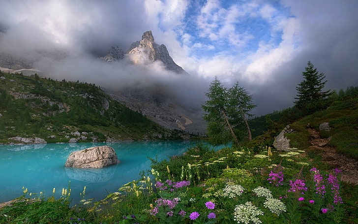 ogród w pobliżu błękitnego zbiornika wodnego z górą w oddali, Dolomity (góry), Włochy, wiosna, mgła, jezioro, polne kwiaty, chmury, turkus, woda, drzewa, trawa, zachód słońca, niebo, Tapety HD