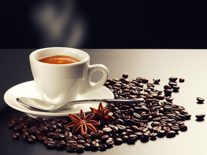 ถ้วยน้ำชาเซรามิกสีขาวพร้อมจานรองกาแฟเมล็ดกาแฟถ้วยอบเชย, วอลล์เปเปอร์ HD