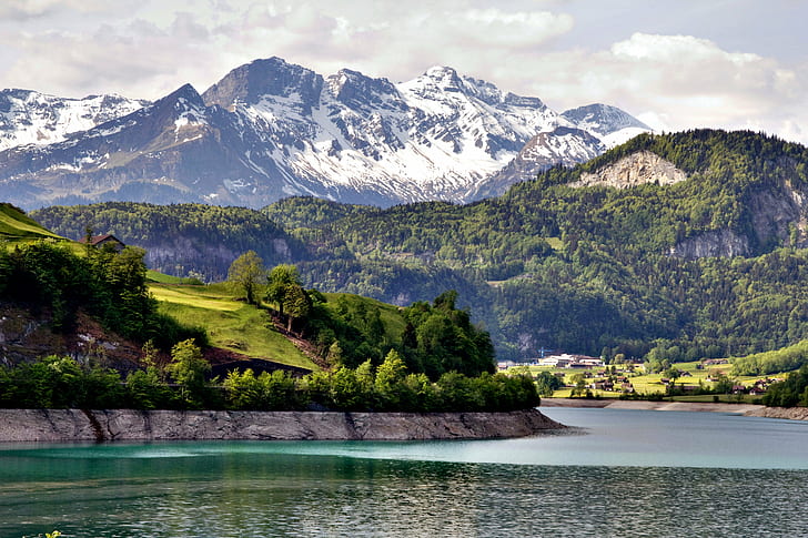 fotografia krajobrazowa gór otoczonych akwenem wodnym, Alpy Szwajcarskie, fotografia krajobrazowa, akwen, jezioro, Szwajcaria, Alpy Szwajcarskie, góry Alp, wzgórza, drzewa, wakacje, malownicze, żywe, malownicze, śnieżne, wybiera, Interlaken, kanon, XS, sigma, 70mm, pochmurno, dzień, góra, natura, krajobraz, lato, scenics, na zewnątrz, europa, europejskie Alpy, woda, kolor zielony, podróż, rzeka, niebo, Tapety HD