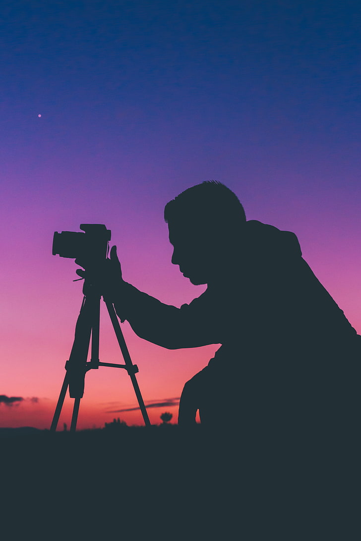 sylwetka człowieka robiącego zdjęcie, sylwetka, fotograf, osoba, aparat, zachód słońca, Tapety HD, tapety na telefon