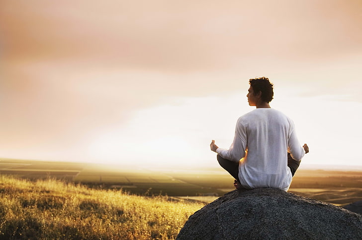 мужская белая рубашка с длинными рукавами, мужик, медитация, камень, поле, утро, HD обои