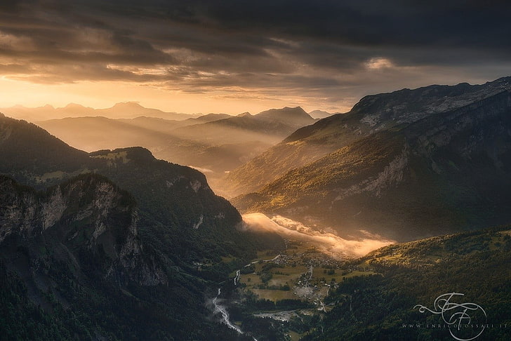 Bergrücken mit Sonnenstrahlen unter Wolken, Natur, Gebirgspass, HD-Hintergrundbild