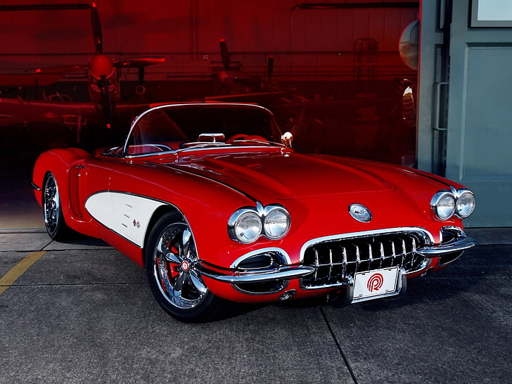 klasik kırmızı ve beyaz Chevrolet Corvette C1 cabrio coupe, kırmızı, tuning, hangar, alacakaranlık, Chevrolet, sürücüler, klasik, ön, özel, Corvette, 1959, pogea yarışı, Samolety, HD masaüstü duvar kağıdı