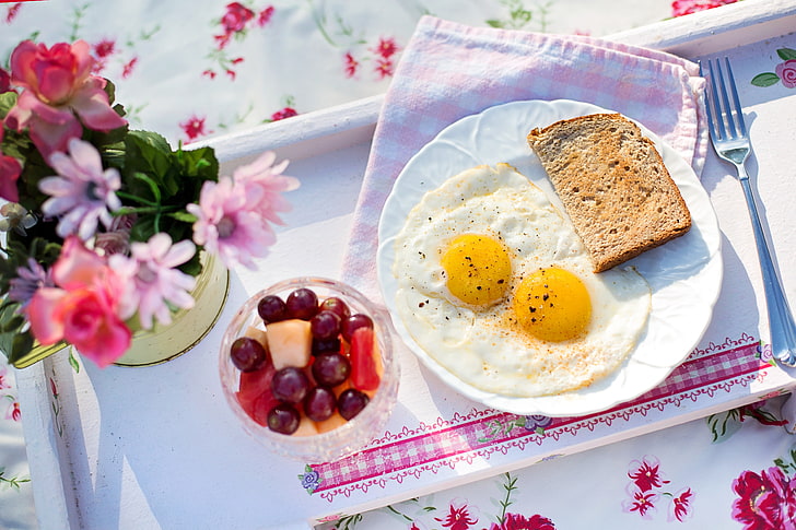 flowers, berries, table, Breakfast, plate, bread, scrambled eggs, napkin, tray, HD wallpaper