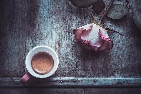 taza de cerámica blanca sobre superficie marrón, flores, rosa, taza, café, Fondo de pantalla HD HD wallpaper