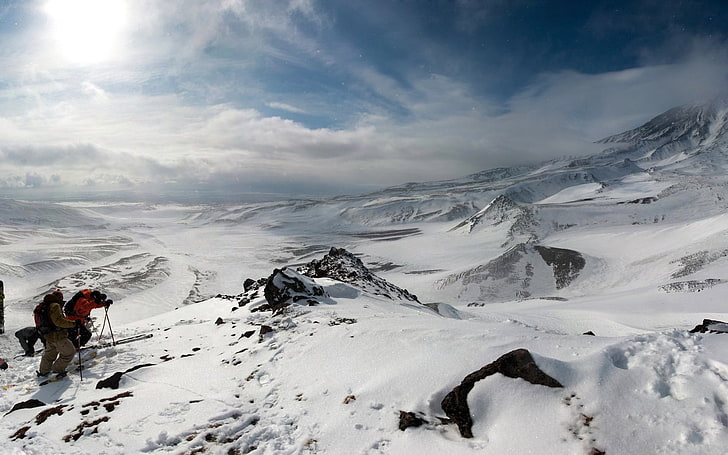 chaqueta marrón para hombres, montañas, nieve, ascensión, montañismo, altura, conquista, Fondo de pantalla HD