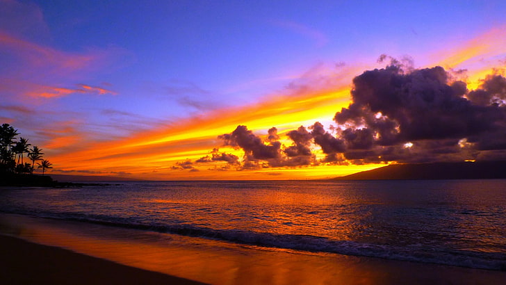 البحر والشاطئ تحت السحب خلال الساعة الذهبية ، المناظر الطبيعية، خلفية HD