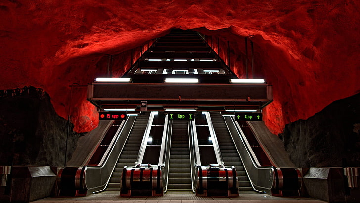 灰色のエスカレーター、エスカレーター、ストックホルム、スウェーデン、地下鉄、トンネル、地下、洞窟、鉄道駅、ストックホルム地下鉄、赤、 HDデスクトップの壁紙