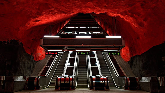 серые эскалаторы, эскалатор, Стокгольм, Швеция, метро, ​​тоннель, метро, ​​пещера, вокзал, метро Стокгольм, красный, HD обои HD wallpaper