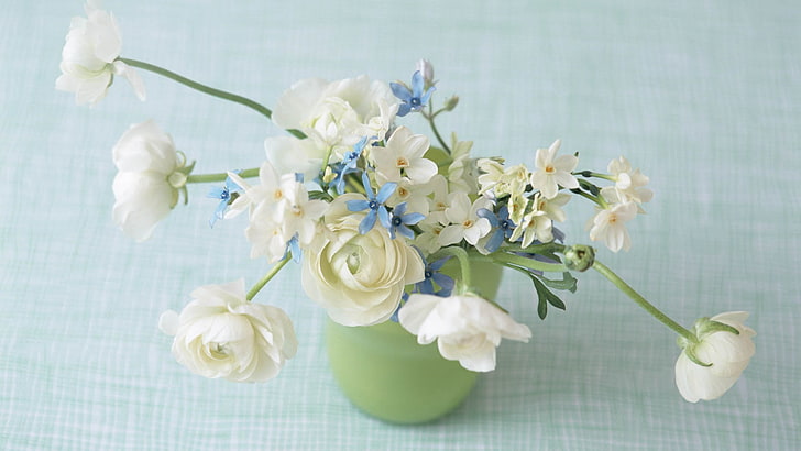 white and teal flower arrangement, vase, flowers, light, table, HD wallpaper