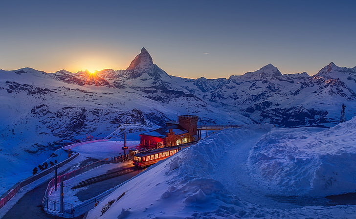 รถไฟสีน้ำตาล, ธรรมชาติ, ภูมิประเทศ, ภูเขา, ฤดูหนาว, หิมะ, พระอาทิตย์ตกดิน, รถไฟ, สถานีรถไฟ, ไฟ, ถนน, Matterhorn, สวิตเซอร์แลนด์, วอลล์เปเปอร์ HD